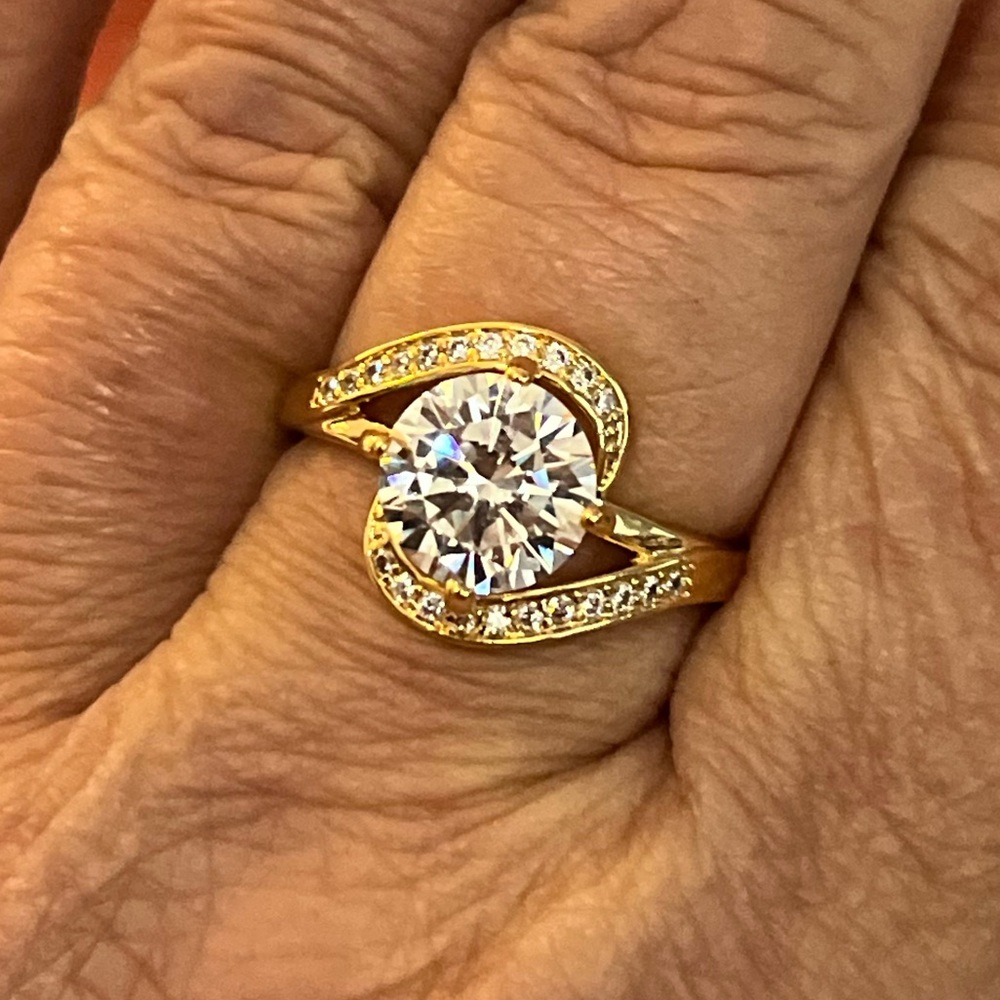 Dazzling 18k Solitaire 2ctw Ring with accents!   Sz 10